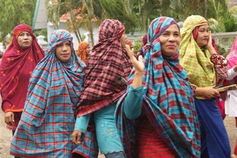 Keluarga merupakan unit asas dan terkecil dalam struktur masyarakat india. Rimpu, Tradisi Berpakaian Asli Dompu, Bukan Pengaruh ...
