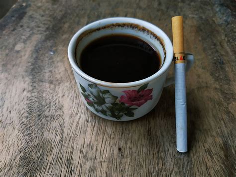 Secangkir kopi dan sebatang rokok teman yang pas untuk menemani waktu santai. bungkus rokok | Bungkus Rokok