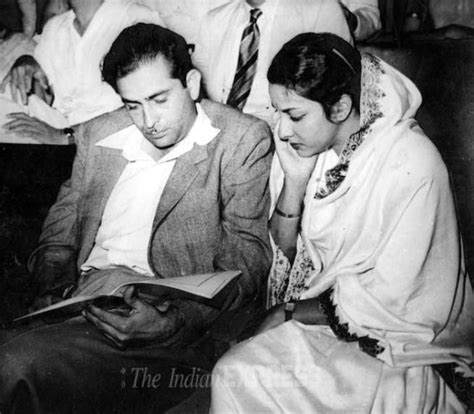 Raj Kapoor And Nargis A Love Sublime Old Film Stars Bollywood Actors Bollywood Posters