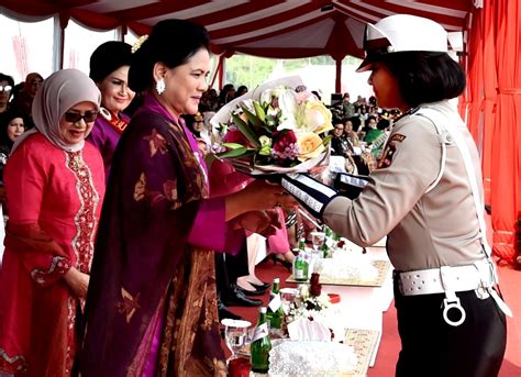 Ucapan selamat pun mengalir deras untuk jokowi. Ibu Negara Hadiri Upacara Peringatan Hari Ulang Tahun Ke ...