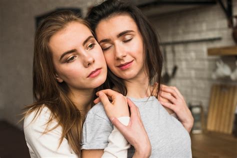 Junge Lesbische Frau Die Ihre Freundin In Der Hand Hält Kaffeetasse Liebt Kostenlose Foto