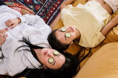 Pour nourrir et adoucir la peau de votre visage, tout en estompant les rides et en unifiant votre teint, rien ne vaut un soin à la peau de banane. masques peau abîmée: Quelques uns pour peau abîmée