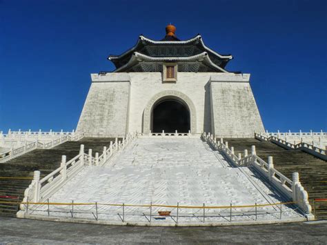 Đài tưởng niệm tưởng giới thạch (vi); Chaos and Kanji: Taipei's Chiang Kai-shek Memorial Hall