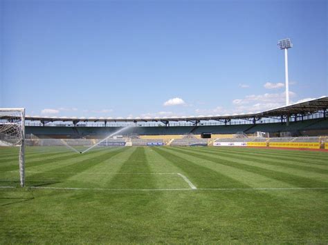 Der vfl osnabrück empfängt holstein kiel an der bremer brücke. VfL-Stadion am Elsterweg - StadiumDB.com