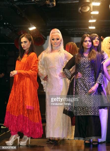 indias first ever fashion show featuring transgender models photos et images de collection