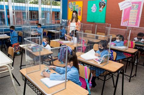 Si bien la medida de suspensión de clases fue muy necesaria, tenemos que ser conscientes de los graves costos que genera. Los ministros de Educación de todas las provincias se ...