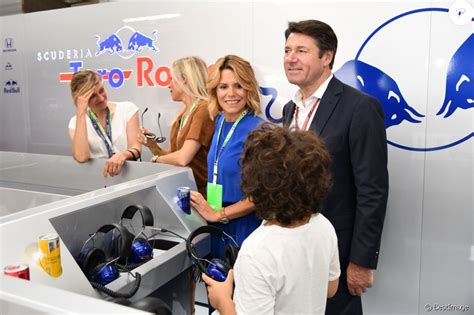 Il est désormais complété depuis quelques jours par une nouvelle offre de 200 vélos électriques. Charlotte Bouteloup, Christian Estrosi, sa femme Laura ...