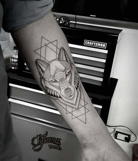 Geometric Wolf Tattoo Unterarm
