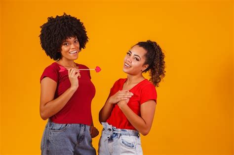 pareja de lesbianas afro en amarillo pareja homoafectiva foto premium
