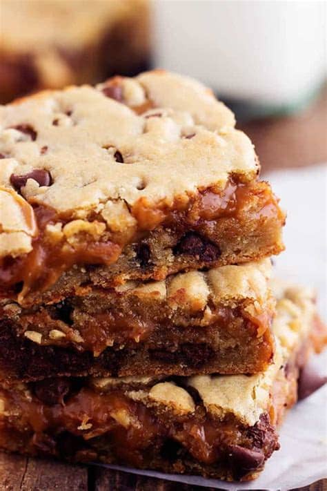 These no bake chocolate peanut butter bars are so easy to prepare and are totally addictive. Peanut Butter Caramel Chocolate Chip Cookie Bars | The ...