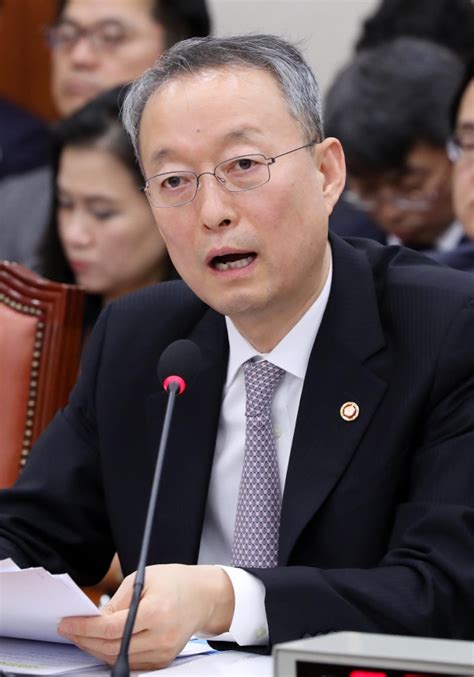 민주당 백운규 구속영장 청구, 검찰의 명백한 정치 수사. 백운규 장관, 취임 후 첫 방미...경제협력강화 추진