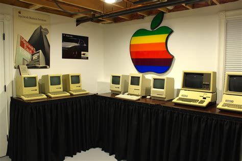 15 Year Olds 200 Vintage Apple Computers Are Now A Mac Museum The