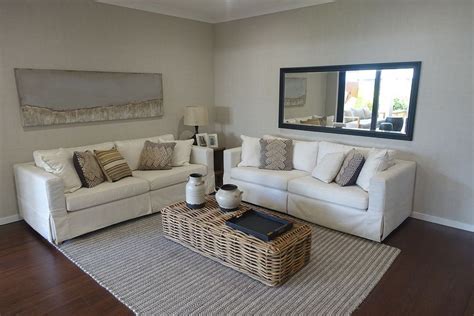 Ein weißes sofa sieht sich ganz zu unrecht immer wieder bestimmten vorurteilen ausgesetzt. Das Sofa im Landhausstil verspielt und romantisch