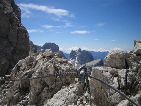 In cinque secoli di storia l'alto livello e la qualità delle prestazioni offerte hanno richiamato utenti da tutta italia e dall'estero, contribuendo a rendere questa struttura un. traversata FERRATE PALE DI SAN MARTINO - guida alpina Dolomiti