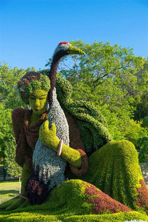 Des Sculptures Végétales Monumentales Installées Dans Les Jardins De