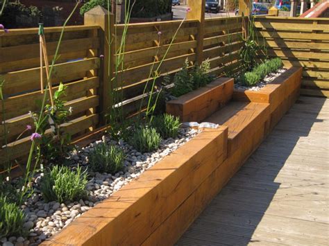 If you need some flower bed ideas for your garden, this may just be what your looking for. How to Build a Flower Bed Against a Fence - County Fences