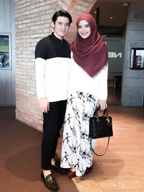 Kompak Banget Ini Inspirasi Baju Kondangan Hijab Couple Ala Zaskia
