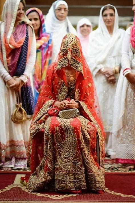 Beberapa tahun yang lalu, tren baru telah dimulai di antara pengantin muslim untuk memberikan perlengkapan. 32+ Konsep Baru Gaun Pengantin Pakistan