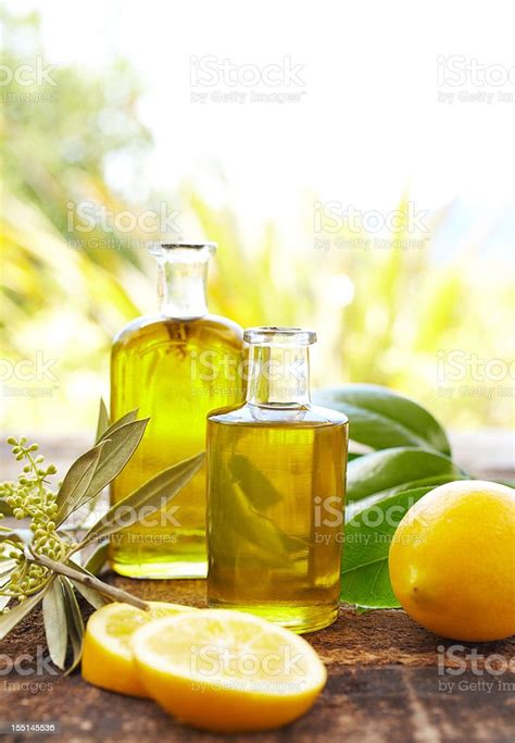 Massageöl In Flaschen Mit Zitronen Und Blätter Im Spa Im Freien
