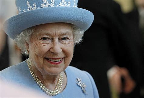Jesteście ciekawi, co sprawia, że królowa cieszy się tak wspaniałym zdrowiem? Królowa Elżbieta II otrzymała podwyżkę 5 mln funtów - WP ...