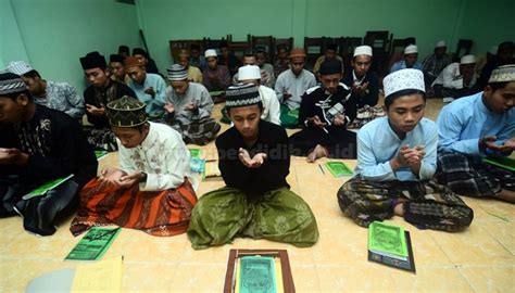 10 Adab Menuntut Ilmu Dalam Islam Yang Perlu Diketahui