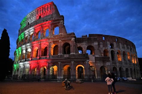 The official website of professional italian football club as roma. Roma, Colosseo tricolore: la riapertura dopo il lockdown ...