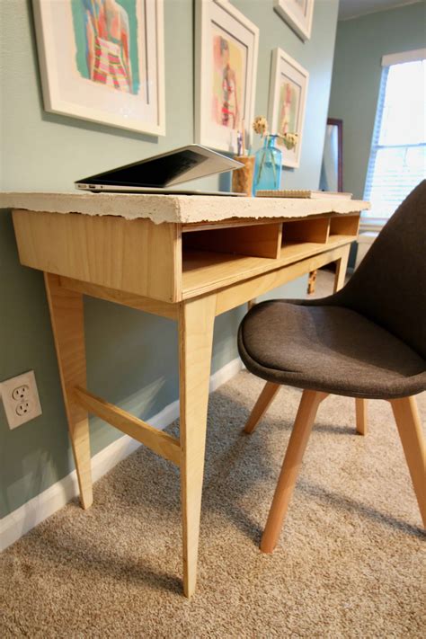 I'm in the process of laminating a 3/4 inch plywood board to a 1/4 inch plywood board to create a small table or desk top, to which i will later attach legs. DIY Plywood Concrete Desk