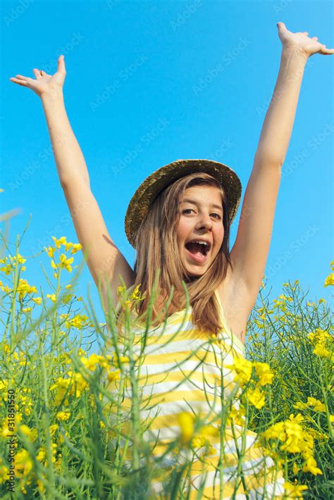 Jeune Fille Heureuse Photos Adobe Stock