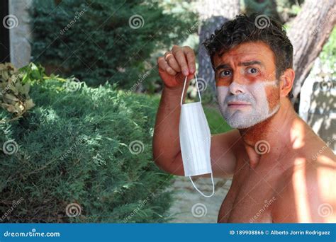 Hombre Con Líneas De Bronceado Durante El Verano De 2020 Foto de
