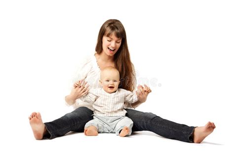 Niño Con Su Madre Mamá Con El Bebé En Sus Brazos Abrazo De La Familia