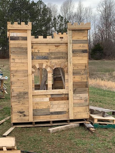 Château construit avec des palettes Meuble en Palette Backyard