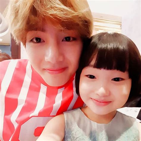 Taehyung memang sedikit tertutup tentang kedua adik dan orangtua, tapi tidak dengan kakek dan neneknya. 10 Potret Kebersamaan Lee Han Seo dengan Member BTS, Bak ...