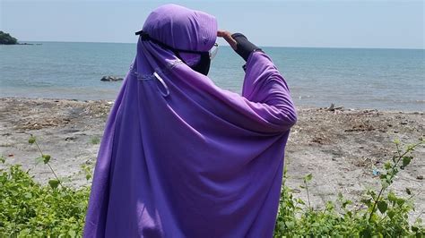 Seseorang menjadi khilaf dan melakukan sesuatu yang sebenarnya tidak diperbolehkan agama. 15 Kata-Kata tentang Hijab yang Menginspirasi (2020) | PosKata