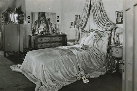 Редкие фотографии икон Xx века в постели