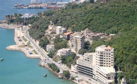 Terre de montagnes densément peuplées, elle est entourée de plaines littorales à l'ouest et à l'est, au nord par la méditerranée et au sud par les hauts plateaux.dénuée d'existence administrative globale, elle tient son nom des kabyles. kabylie | Cross The Borders