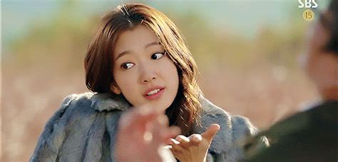 O akıllı ve gözü pek bir beyin cerrahı oluyor ama başkalarına güvenmiyor ve etrafındaki insanlardan duygusal bir uzaklıkta tutuyor kendisini. Park Shin-hye: Profile, Boyfriend, Dramas, Movies, and ...