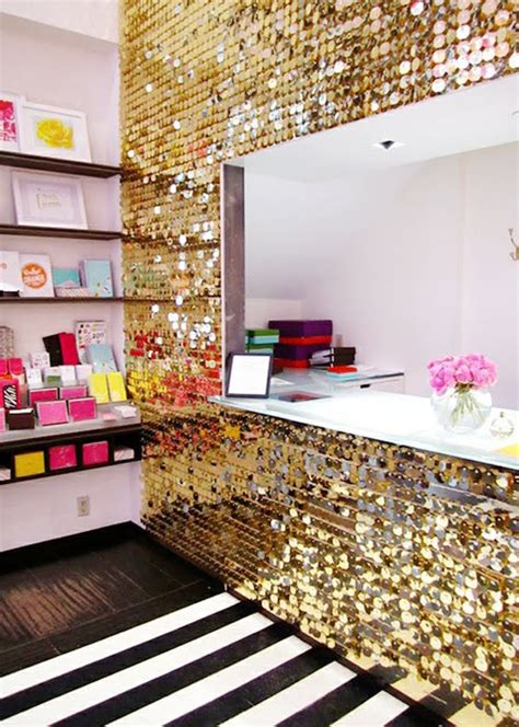 Have you ever tried glitter wall paint to transform your walls? Make Your Room Sparkle with Glitter Walls