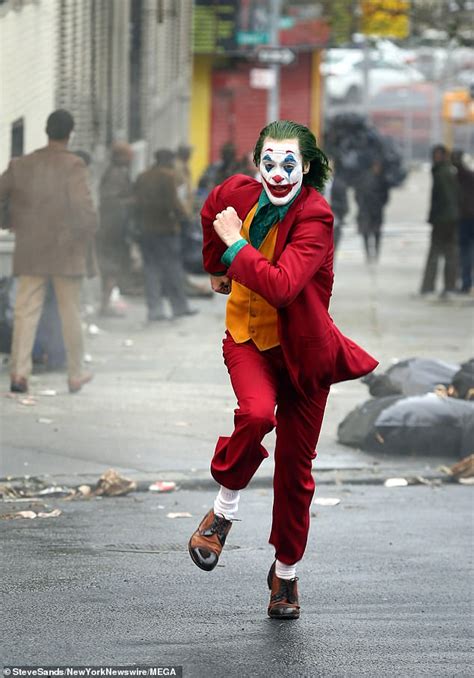 Joaquin Phoenix Spotted In Full Costume As Joker While Running From Gotham Cops Daily Mail Online
