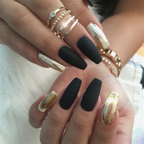 Las uñas negro con dorado nunca pasarán de moda, y es que la verdad, estos colores pintan perfecto para cualquier ocasión los 365 días del año. Uñas efecto espejo - última tendencia de moda en la ...