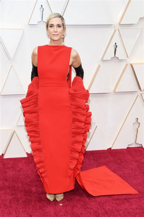 Kristen Wiigs Lasagna Dress At The 2020 Oscars Has Twitter Feeling