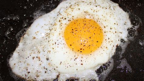 Twitter Is Torn Over Whether Eggs Are Better Sunny Side Up Or Scrambled