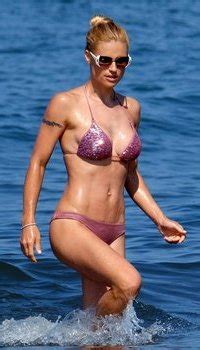 Michelle Hunziker Spends The Day On The Beach