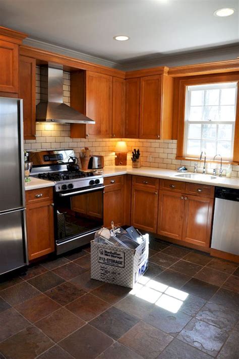 Oak cabinetry often features an orange finish that can make your kitchen appear outdated. 100 best oak kitchen cabinets ideas decoration for farmhouse style (79) | Oak kitchen cabinets ...