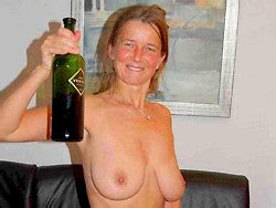 Wifebucket Funny Nudes From An Older Amateur Woman