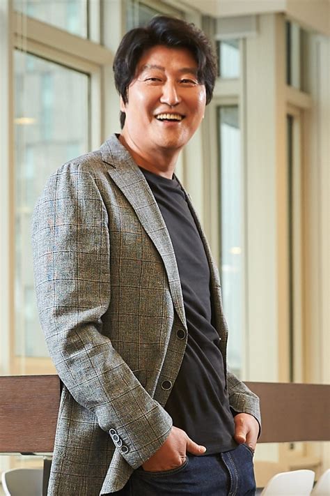영화 배우로 데뷔한 것은 1995년 홍상수 감독의 《 돼지가 우물에 빠진 날 》에 단역으로 등장하면서 부터이다. 뉴스핌 - 스타톡 '택시운전사' 송강호 "정치적 시선은 중요하지 ...