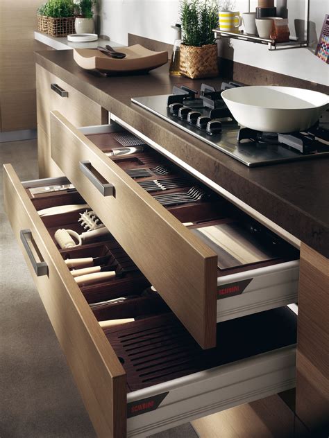 This vibrant, glossy color essentially becomes the main stylistic element in the kitchen, so that color is the star of the show. Pin by Mo0o0o0o0di on Scavolini | Kitchen, Italian dining ...