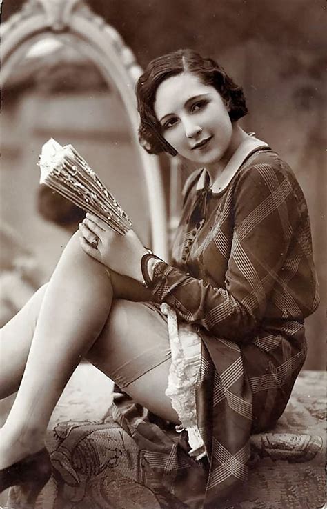 A Woman With A Book Sometime Between 1900 And 1910 R OldSchoolCool