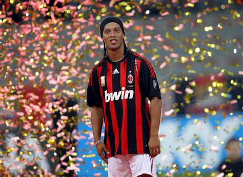 Duas vezes eleito o melhor do mundo pela fifa. Maglia ufficiale Ronaldinho Milan, stagione 2008/2009 ...
