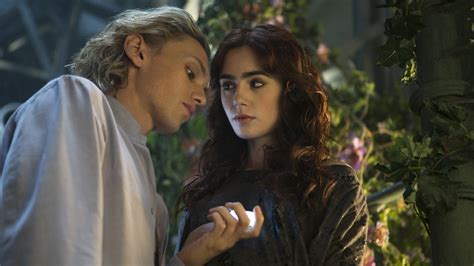 Про девушку из рода сумеречных охотников, борцов с нечистью. Movie Review - 'Mortal Instruments: City of Bones' - Good ...