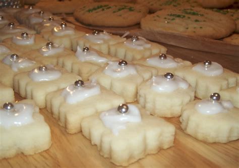 Shape into 1 inch balls and place on an ungreased cookie sheet. Canada Cornstarch Shortbread Recipe / Fleischmann S Canada ...